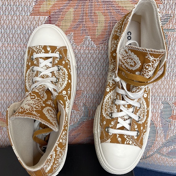 Converse WMNS 572541C
CTAS LIFT HI
WHEAT/EGRET/BLACK SNEAKERS - PLATFORMS - Picture 13 of 16